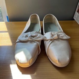 TOMS Ivory Women’s shoes with bow, size 7